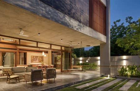 The House of Parallel Walls